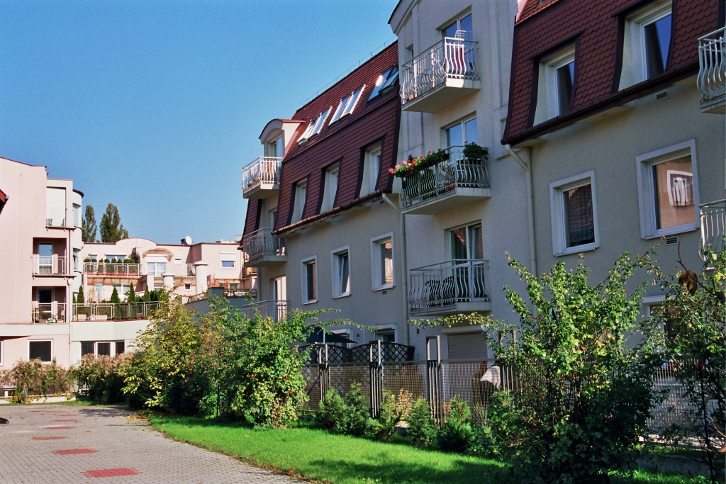 Widok na bok budynku przy ulicy Boya-Żeleńskiego. Widoczne balkony z ozdobną balustradą korespondującą do stylu budynku