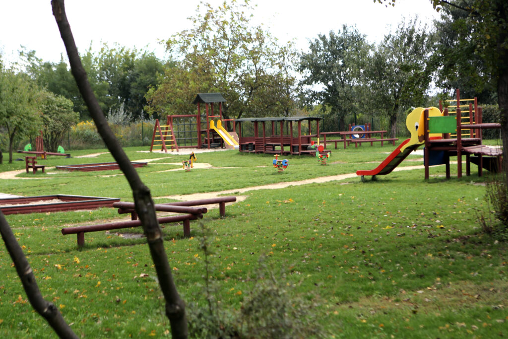 Duży plac zabaw dla dzieci wokół terenów zielonych