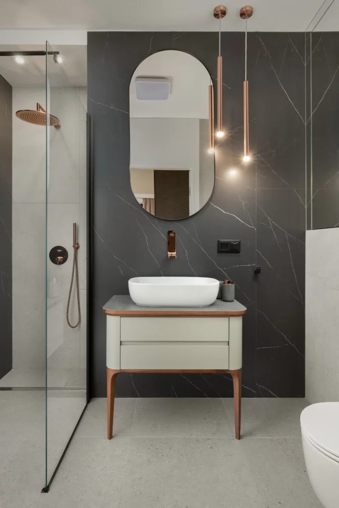 Klasyczna komoda inspirowana vintage modelami to gwiazda projektu tej łazienki.