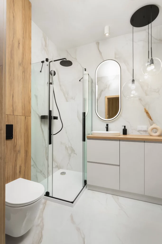 Marmurowy full look łazienki to odważne, ale też niezwykle eleganckie rozwiązanie.