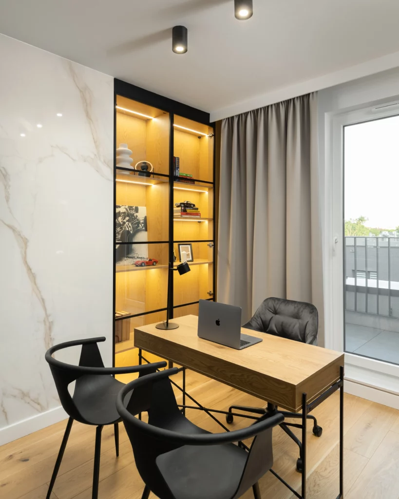 Wielkoformatowa marmurowa płyta CIFRE Diamond Gold Pulido i podświetlone półki nawiązują do designu reszty apartamentu.
