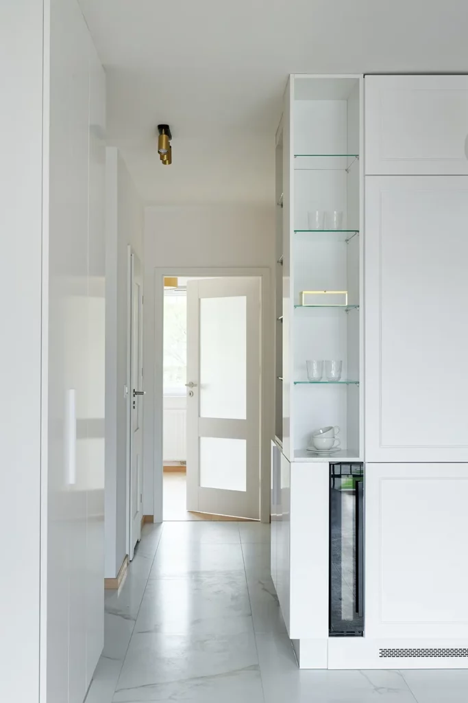 W całym 60 metrowym lokalu, użyto drzwi Porta Verde Premium C w kolorze białym, które powiększają optycznie pomieszczenia.