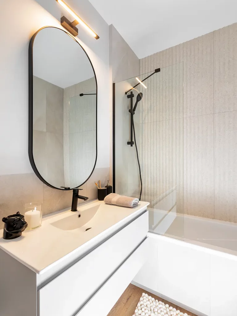 Dostosowanie do potrzeb klientów to najwyższy priorytet architektów Galerie Venis podczas tworzenia projektu łazienki. W tym przypadku przyszli lokatorzy nie chcieli się ograniczać, dlatego zastosowano parawan nawannowy, który umożliwi zarówno korzystanie z prysznica jak i długie kąpiele w wannie Roth Classic Pro o wymiarach 170x70cm.